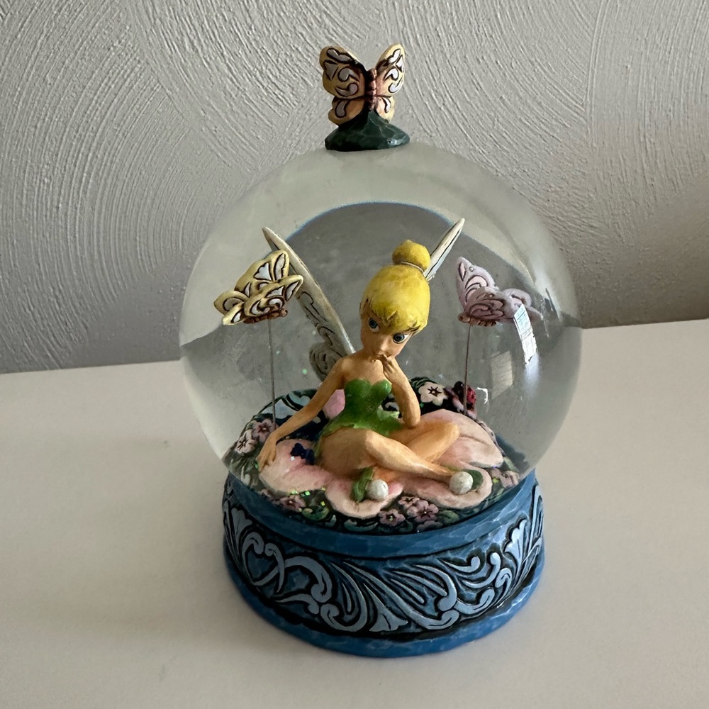 Snow Globe Disney Showcase Collection Jim Shore Tinkerbell “Butterfly Kisses”
